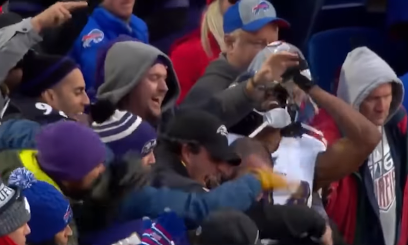 NFL speler drinkt bier op de tribune // Screenshot Youtube
